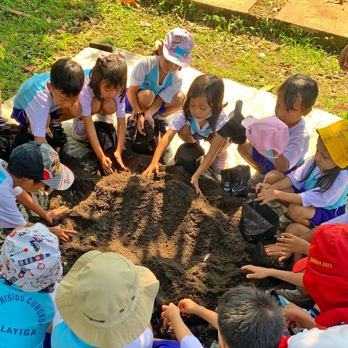 Kunjungan siswa SD ke area KPTT ungaran dalam agenda Fieldtrip