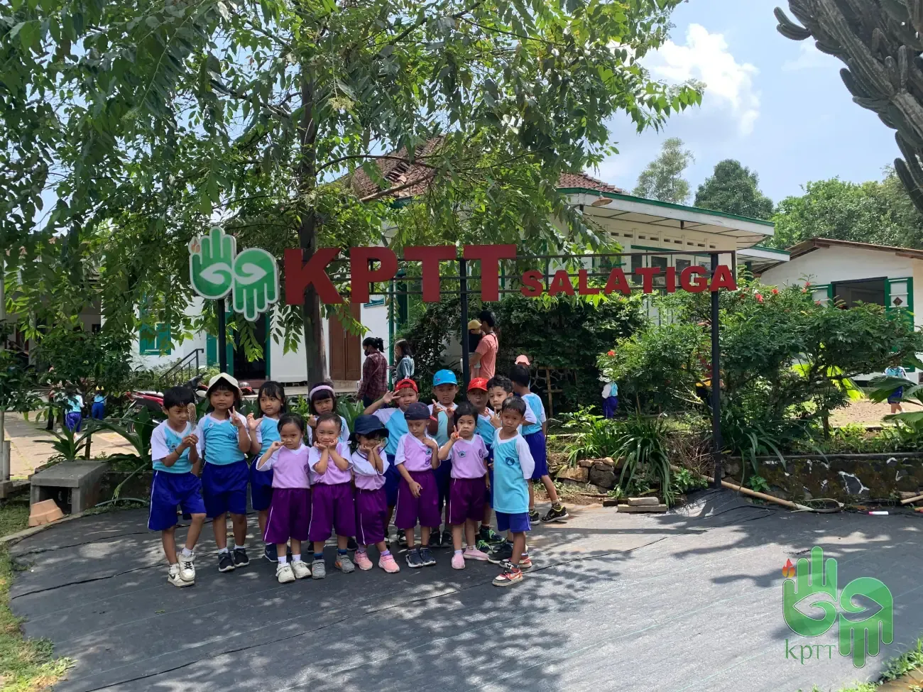 petualangan-seru-kb-tk-kanisius-di-kptt-salatiga-menanam-bibit-dan-memberi-makan-sapi